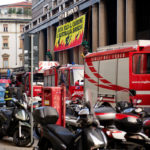 La protesta di Greenpeace Milano davanti la filiale di Intesa Sanpaolo