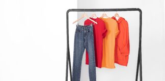 Saldi estivi e rifiuti tessili: l’80% dei vestiti finisce nella spazzatura raccolta differenziata tessile