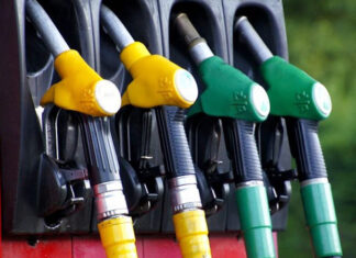 Caro-carburanti, l’allarme di Federconsumatori: “Prezzi gonfiati, alle famiglie costa 334 euro in più all’anno” prezzi benzina carburanti