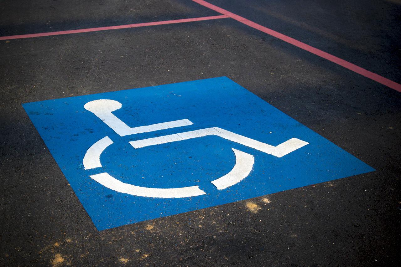 parcheggi donne incinte disabili stalli rosa