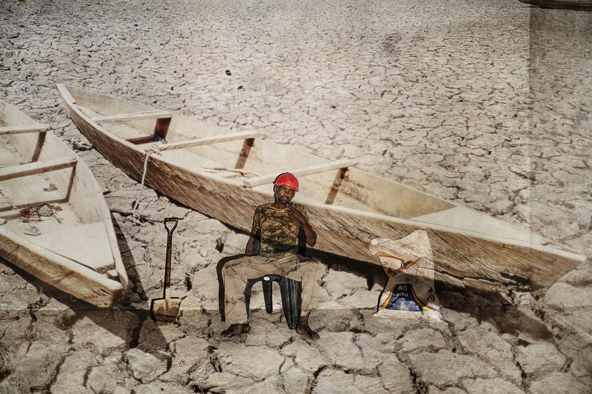 Mozambico nel 2100 Campi urbani.Jaulane - Distretto Municipale di Kanhlamankulu Fernando Nhaca (49), agricoltore e artista, lavora nei campi per mantenere i suoi 4 figli e sua moglie, e ogni sabato va in centro a Maputo a vendere le statue che crea tagliando il legno