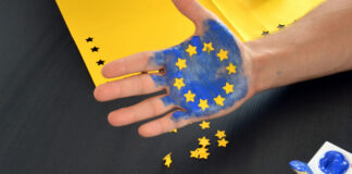 L’Europa lancia la nuova strategia di diplomazia climatica Piano industriale europeo glifosfato europa Close,Up,On,The,Hand,-,A,Person,Is,Drawing