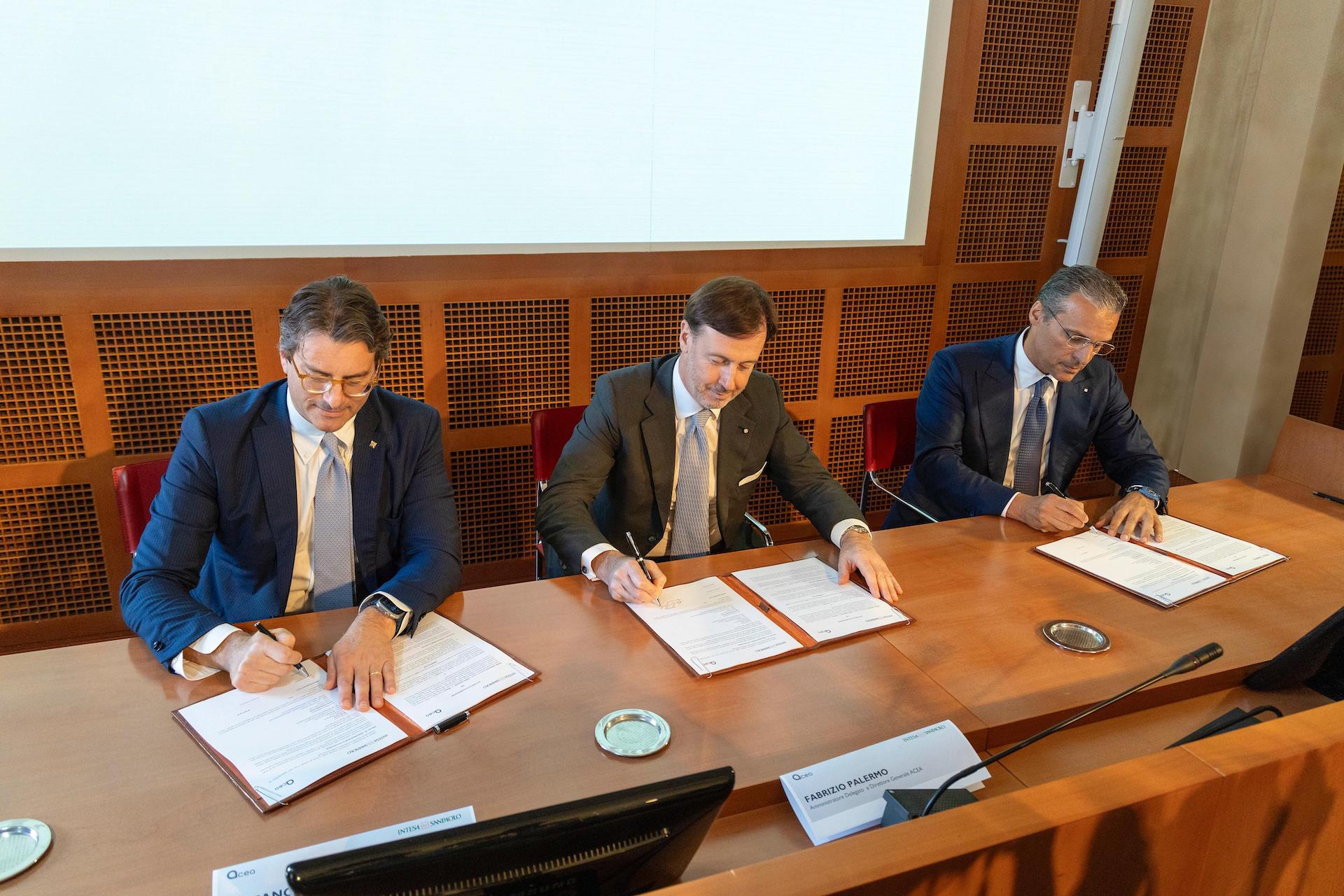 Firma dell'accordo tra Acea e Intesa San Paolo