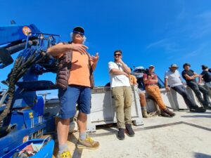A Bordo Dellimbarcazione Della Maricap Stefano Dini E Collaboratori Foto Ilaria C. Restifo