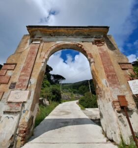 Porta Di Accesso Allarea Dellex Colonia Penale Foto Ilaria C. Restifo