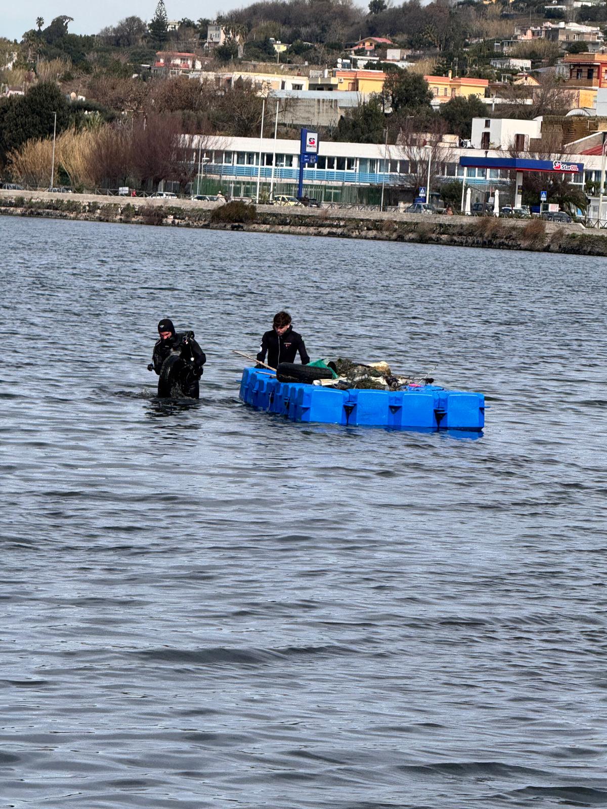 plastica dispersa Attività recupero plastica nel lago del Fusaro 1