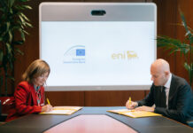 Svolta Green a Sannazzaro: BEI ed Eni firmano un accordo da 500 milioni per la nuova bioraffineria Gelsomina Vigliotti, Vicepresidente della BEI e Claudio Descalzi, Amministratore Delegato di Eni