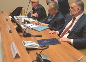 Tassani Firma Il Manifesto A Destra Sen. De Carlo Foto Ilaria C. Restifo