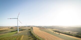Rinnovabili, solare ed eolico diventano “firm” e sfidano i fossili rinnovabili