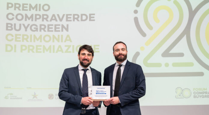 Gruppo CAP riceve il Premio Compraverde Buygreen 2026 per la gestione sostenibile dei fornitori Gianluigi Bossi (Responsabile Appalti & Market Procurement Manager)_Carlo Restelli (Supplier Project Manager)