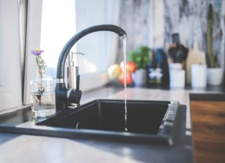 Acqua del rubinetto: l’83% degli italiani dice sì acqua rubinetto