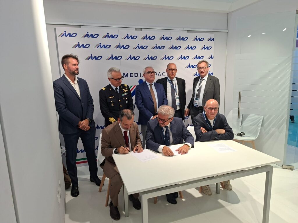 Firma dell'accordo, in prima fila da sx Domenico Galeazzi, CEO di NCM_Alessandro Franzoni, CEO di Logic e OS_Davide Bettoni, CEO di Mavel