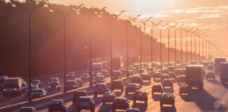 Traffico, oltre 1,58 milioni di litri bruciati ai semafori nelle code traffico
