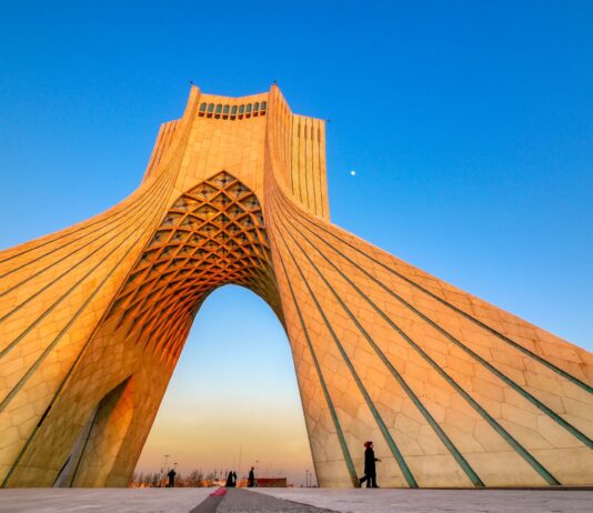 Dal cielo di Teheran alle acque di Hormuz: l’impronta ambientale della guerra Foto di Marco da Pixabay