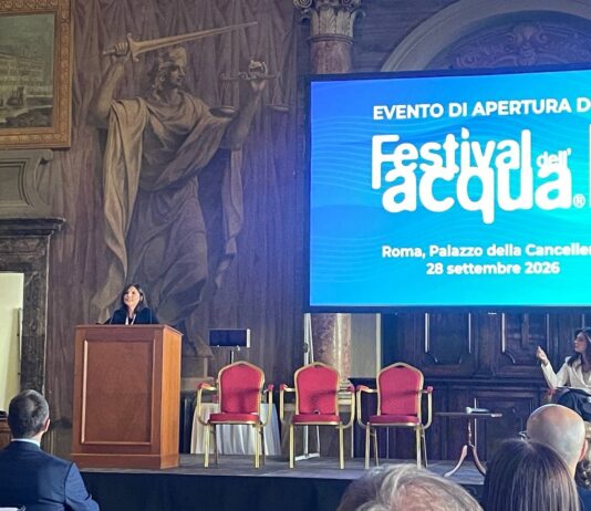 Le sfide del sistema idrico integrato si confrontano a Festival dell’Acqua Apertura lavori festival dell'Acqua la DG Utilitalia Annamaria Barrile