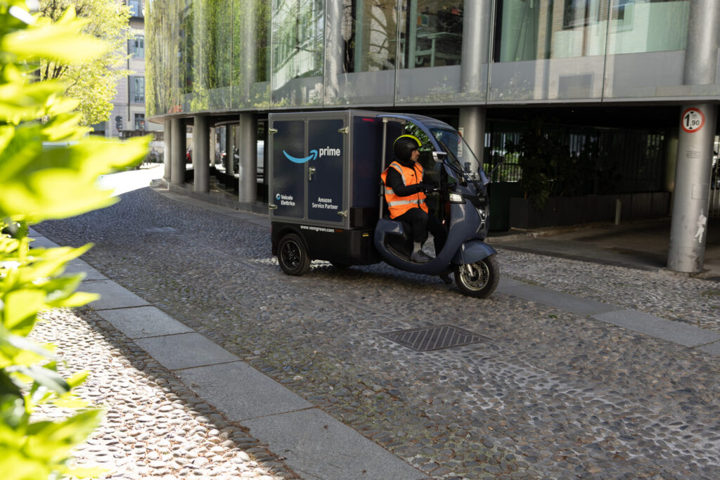 AMAZON Consegne Con Mezzi Elettrici Di Dimensioni Ridotte