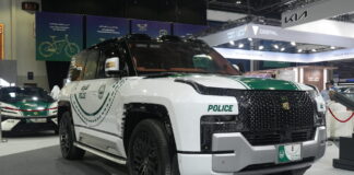 A Dubai la polizia ha un super SUV anfibio Yangwang U8 da 1.197 CV