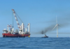 Eolico offshore: il Dipartimento dell’Interno USA riesamina l’approvazione di Revolution Wind due navi navigano vicino a una pala eolica off shore