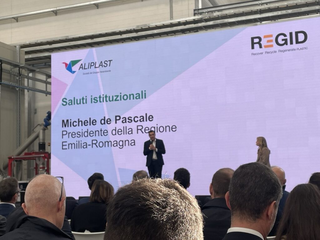 presidente regione Emilia Romagna alla inaugurazione impianto recupero plastiche rigide Aliplast