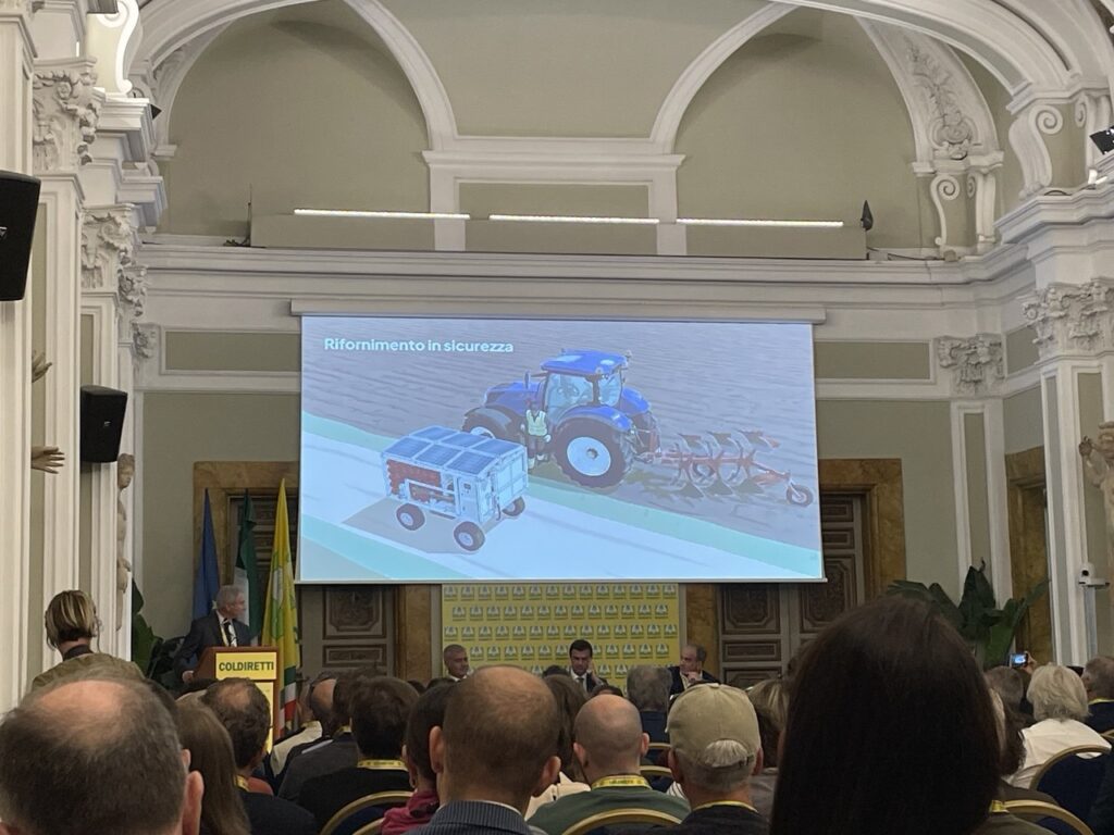 presentazione di un progetto di rifornimento logistico smart con una auto porta biometano sui campi e alimentata a pannelli fotovoltaici