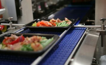Sostenibilità degli alimenti, i rischi nascosti nel packaging alimenti